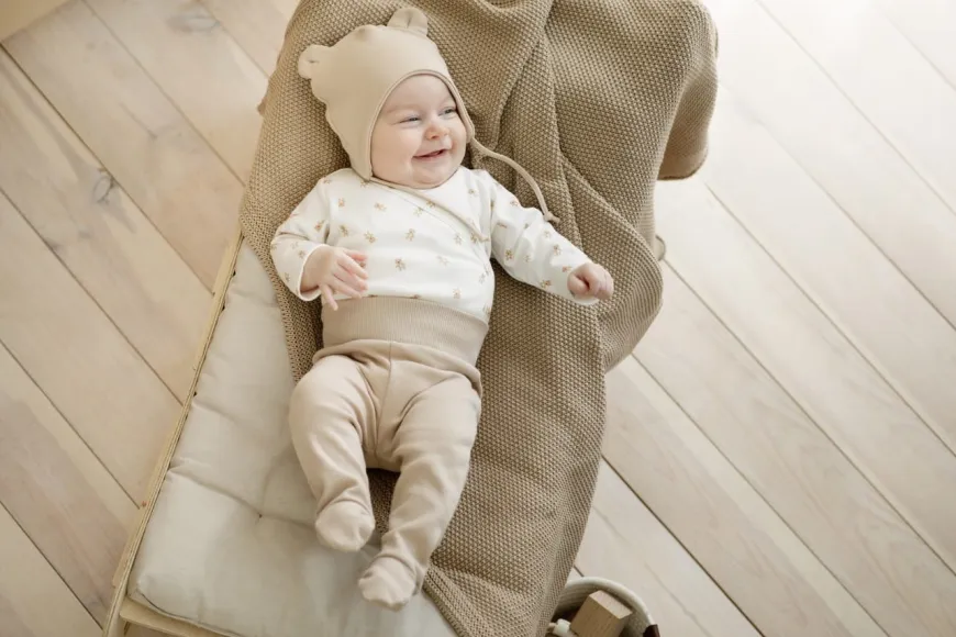 Czapka bawełniana dla niemowląt wiazana pod szyją z uszami misia Beige - Lovely Day | Pinokio
