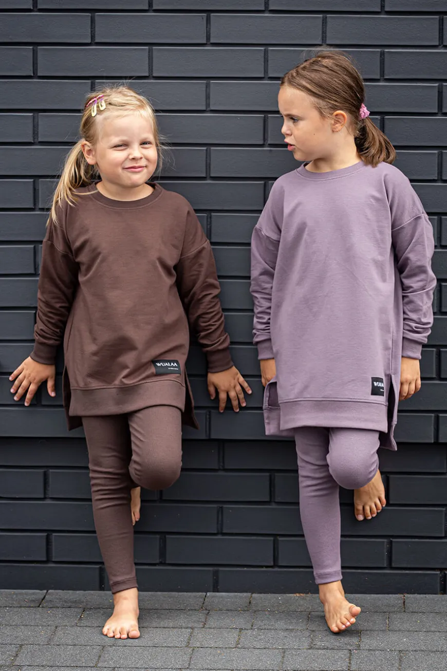Długa bluza dla dzieci z dłuższym tyłem Little Ana/Czekolada - Wualaa by dolce sonno