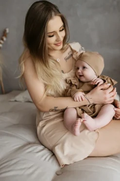 Szeroka opaska przeplatana dla dzieci i niemowląt Kalinka/Kawa -  Dolce Sonno