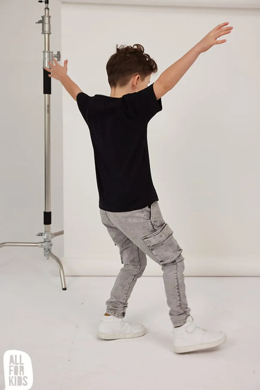 T-shirt chłopięcy czarny z napisami - All for Kids