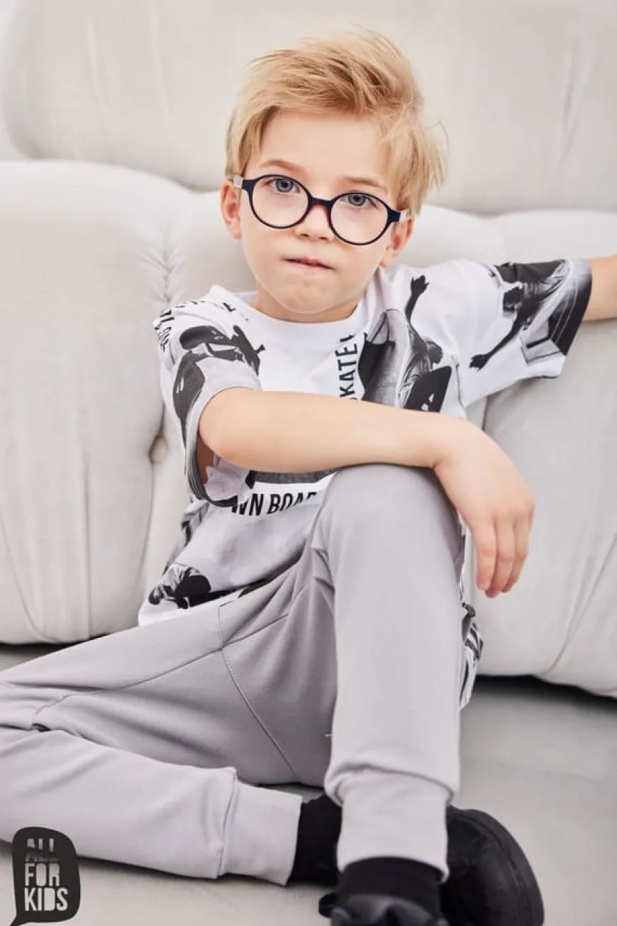 T-shirt chłopięcy z motywem skate parku - idealny dla miłośników deskorolek - All for Kids